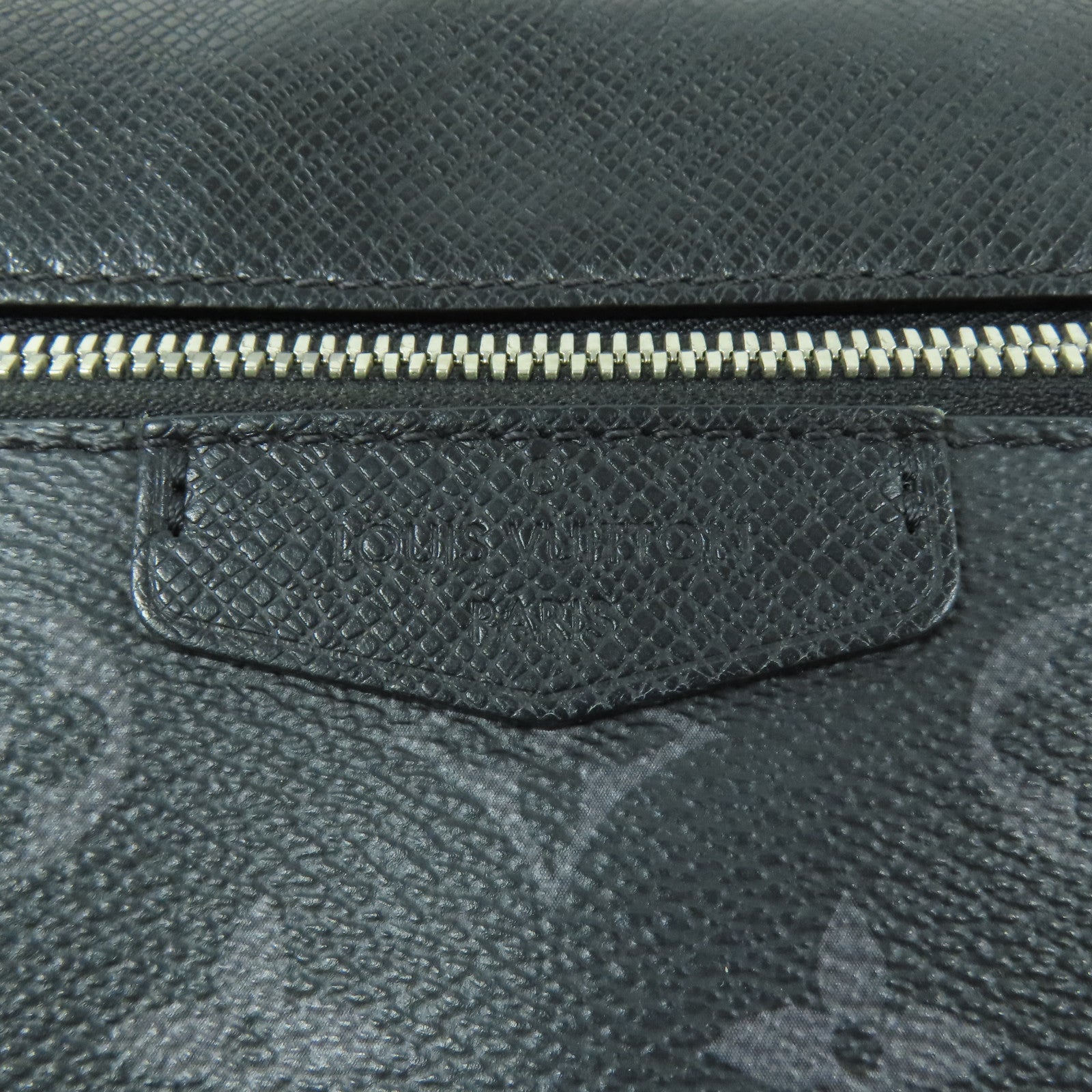 LOUIS VUITTON Monogram Eclipse/Taiga Outdoor Messenger銀扣肩背袋