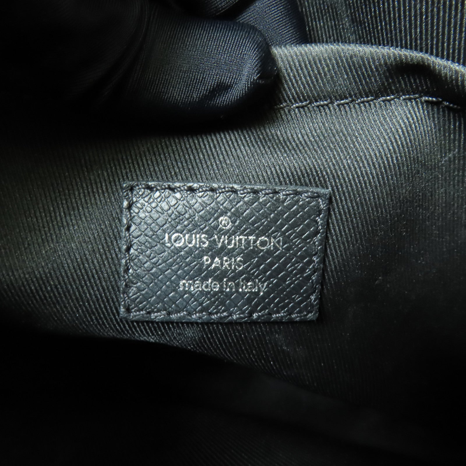 LOUIS VUITTON Monogram Eclipse/Taiga Outdoor Messenger銀扣肩背袋