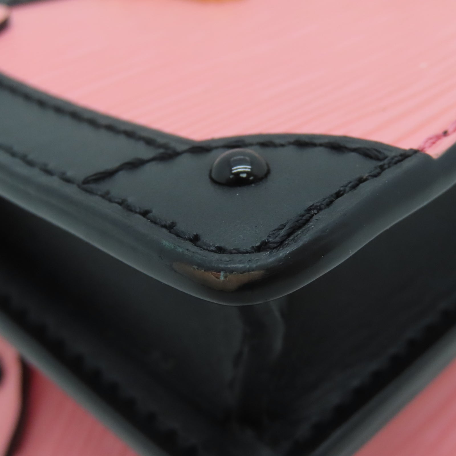 LOUIS VUITTON Epi皮革Trunk Clutch金扣肩背袋粉红色/黑色