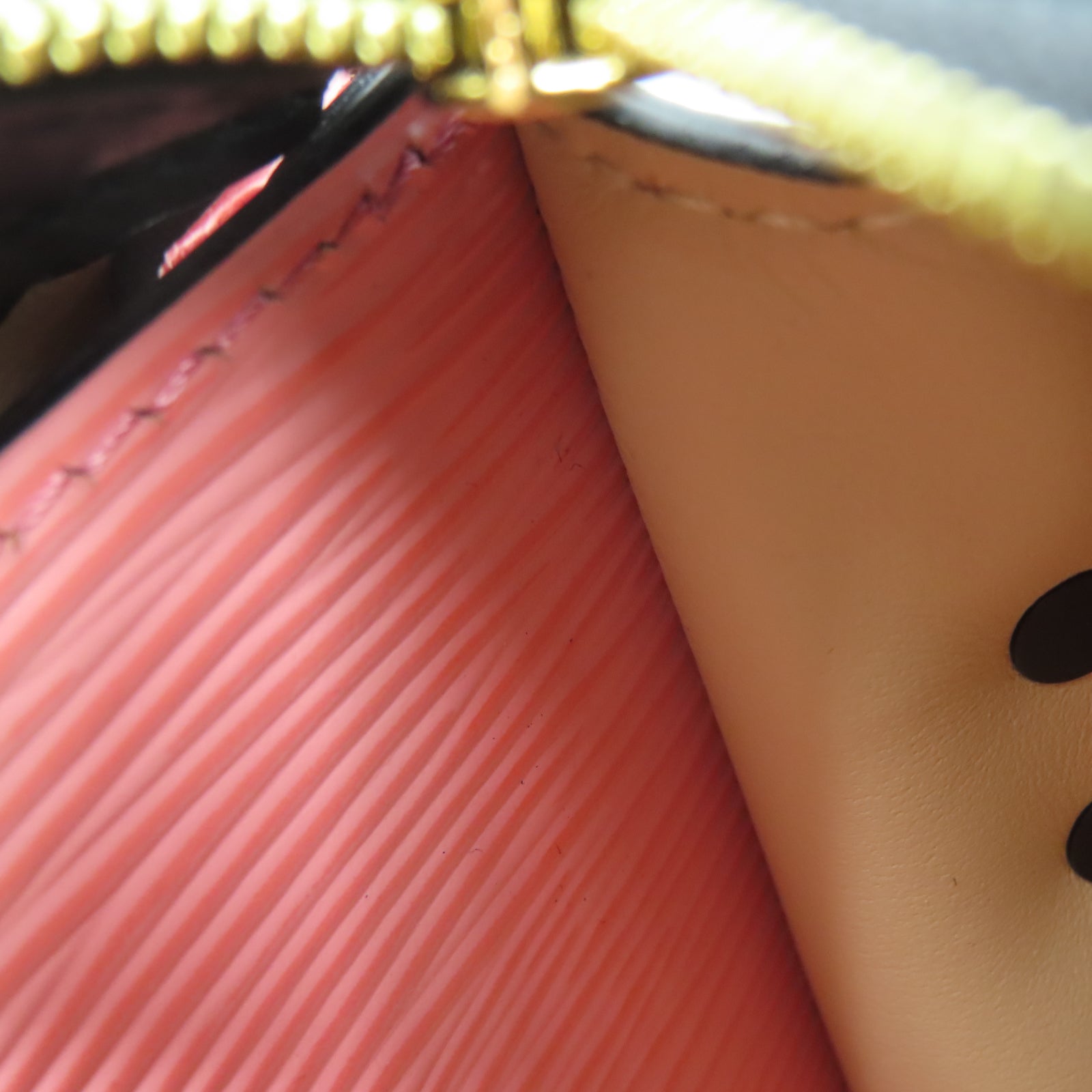 LOUIS VUITTON Epi皮革Trunk Clutch金扣肩背袋粉红色/黑色