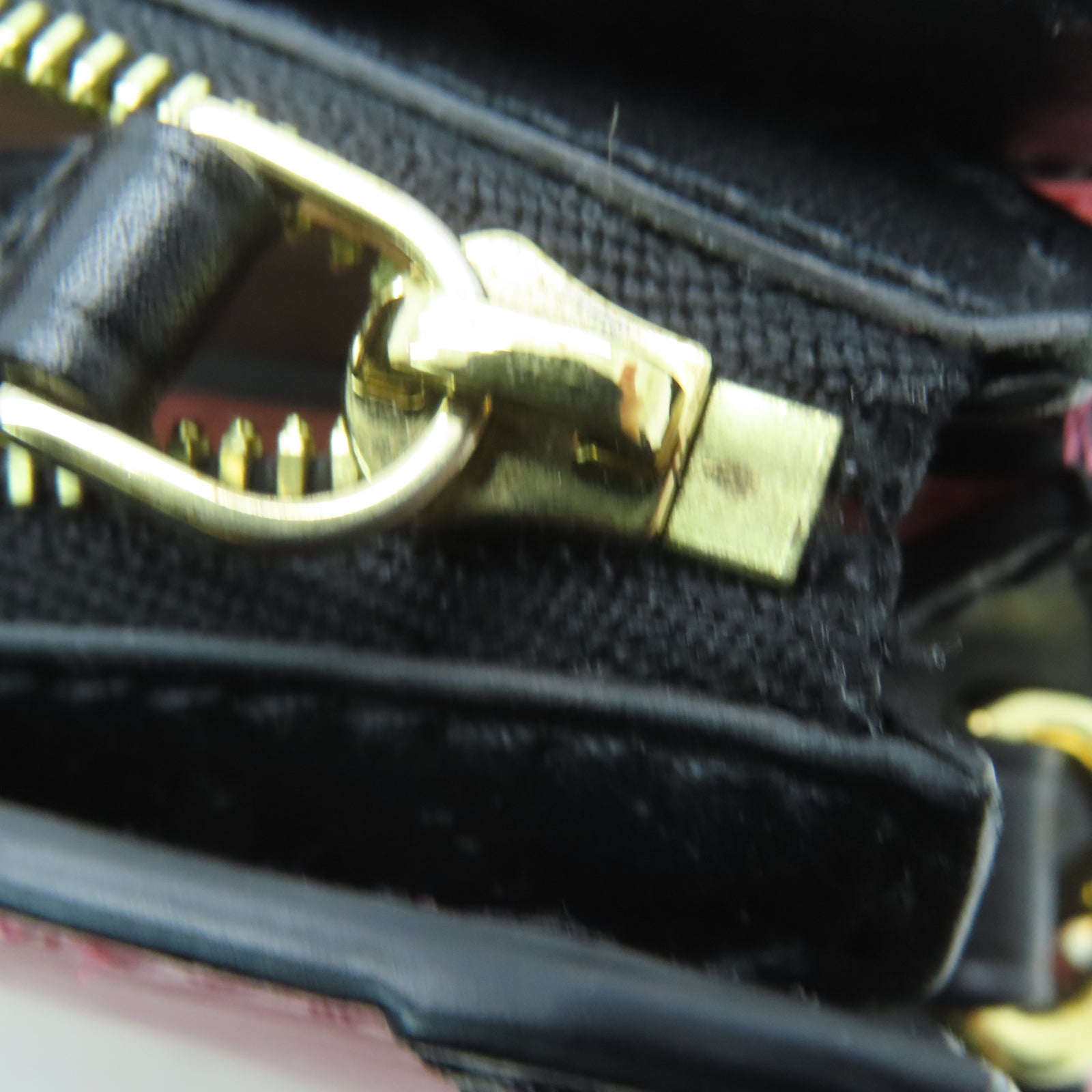 LOUIS VUITTON Epi皮革Trunk Clutch金扣肩背袋粉红色/黑色