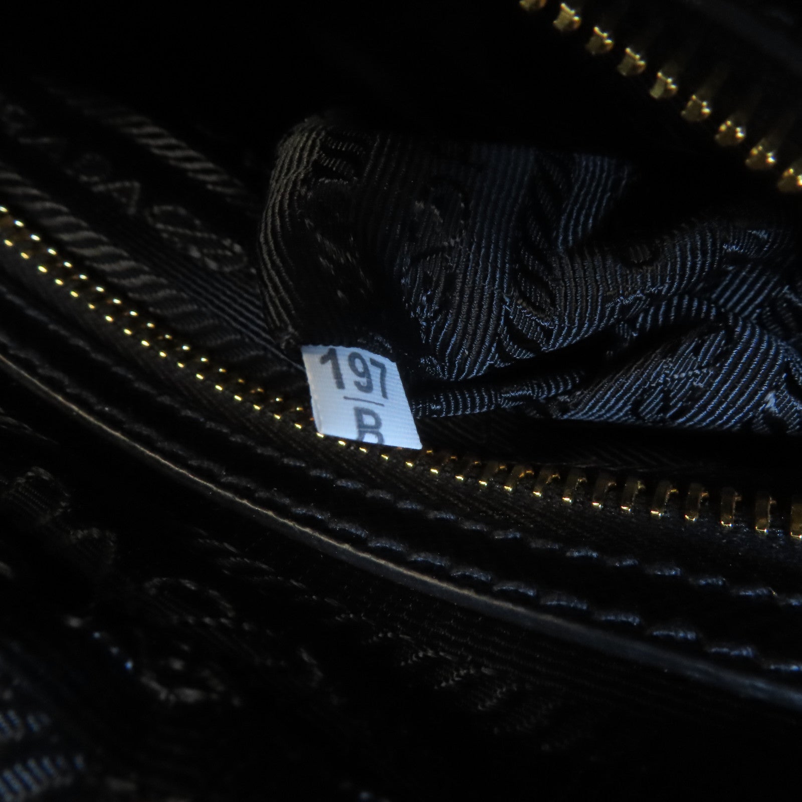 PRADA 尼龍Shoulder Bag金扣肩背袋黑色