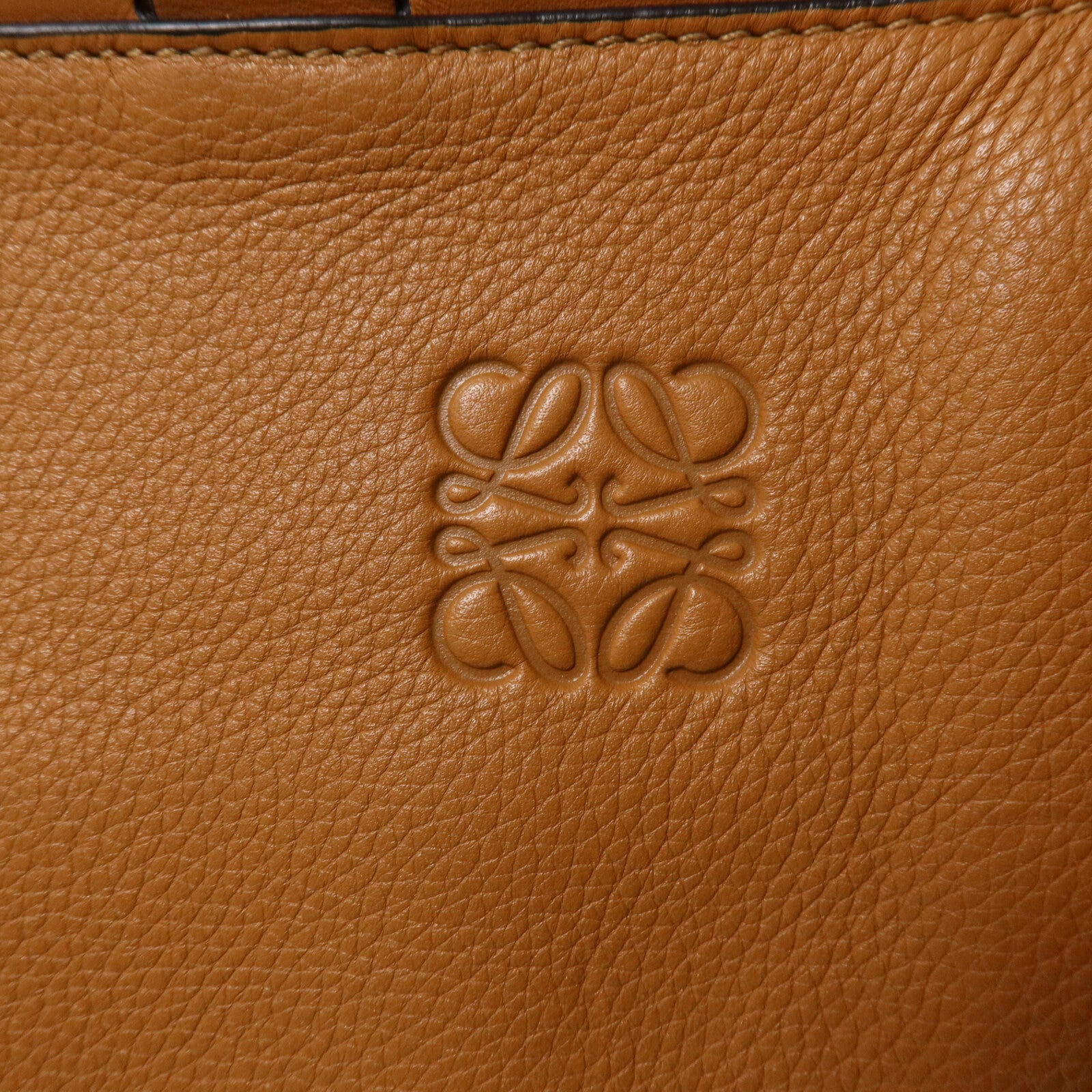 LOEWE 牛皮皮革Cushion Tote肩背袋