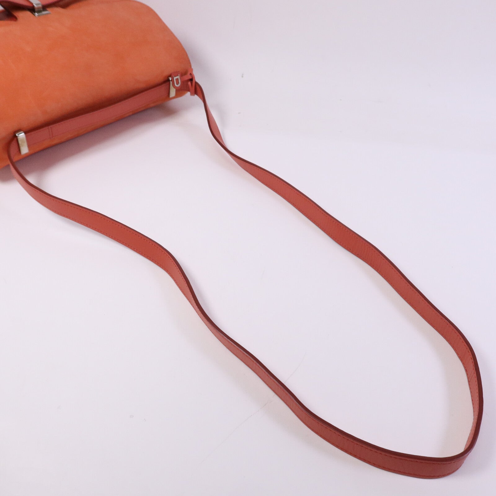 Delvaux 牛皮皮革Simplissime City銀扣肩背袋