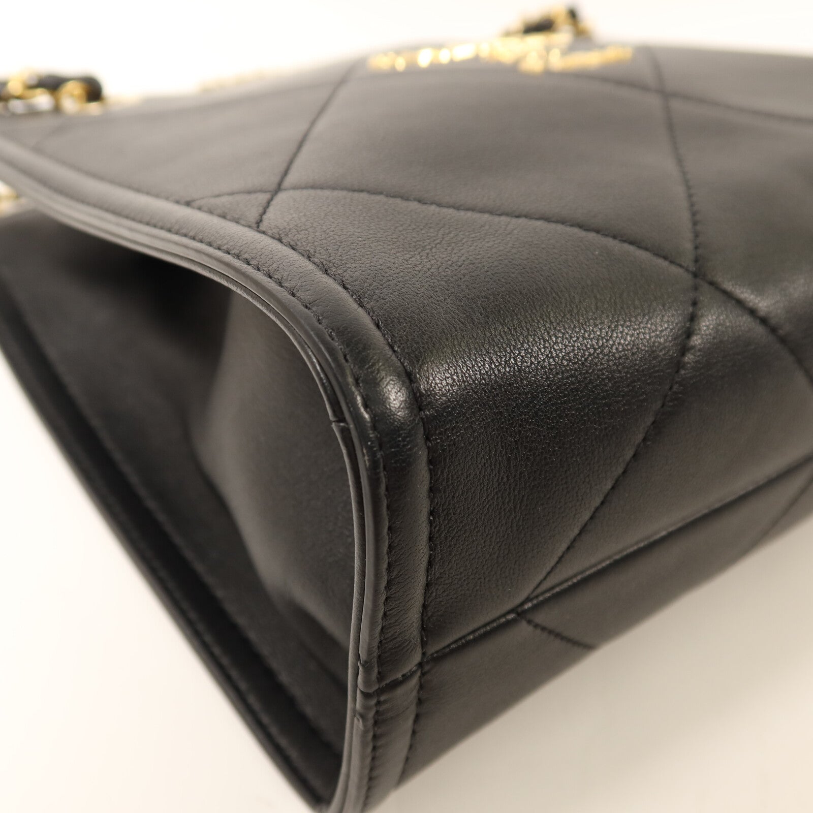 CHANEL 牛皮皮革Matelasse金扣鏈帶肩背袋