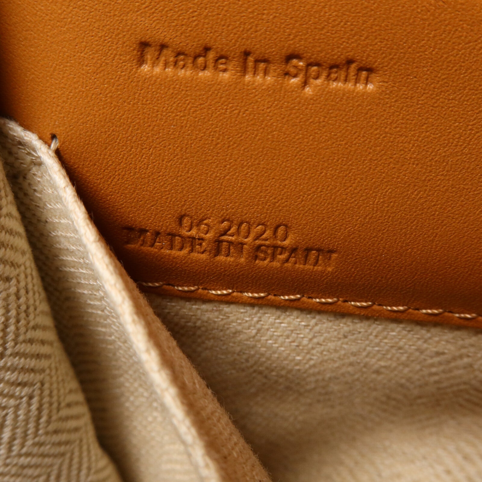 LOEWE 牛皮皮革Cushion Tote肩背袋