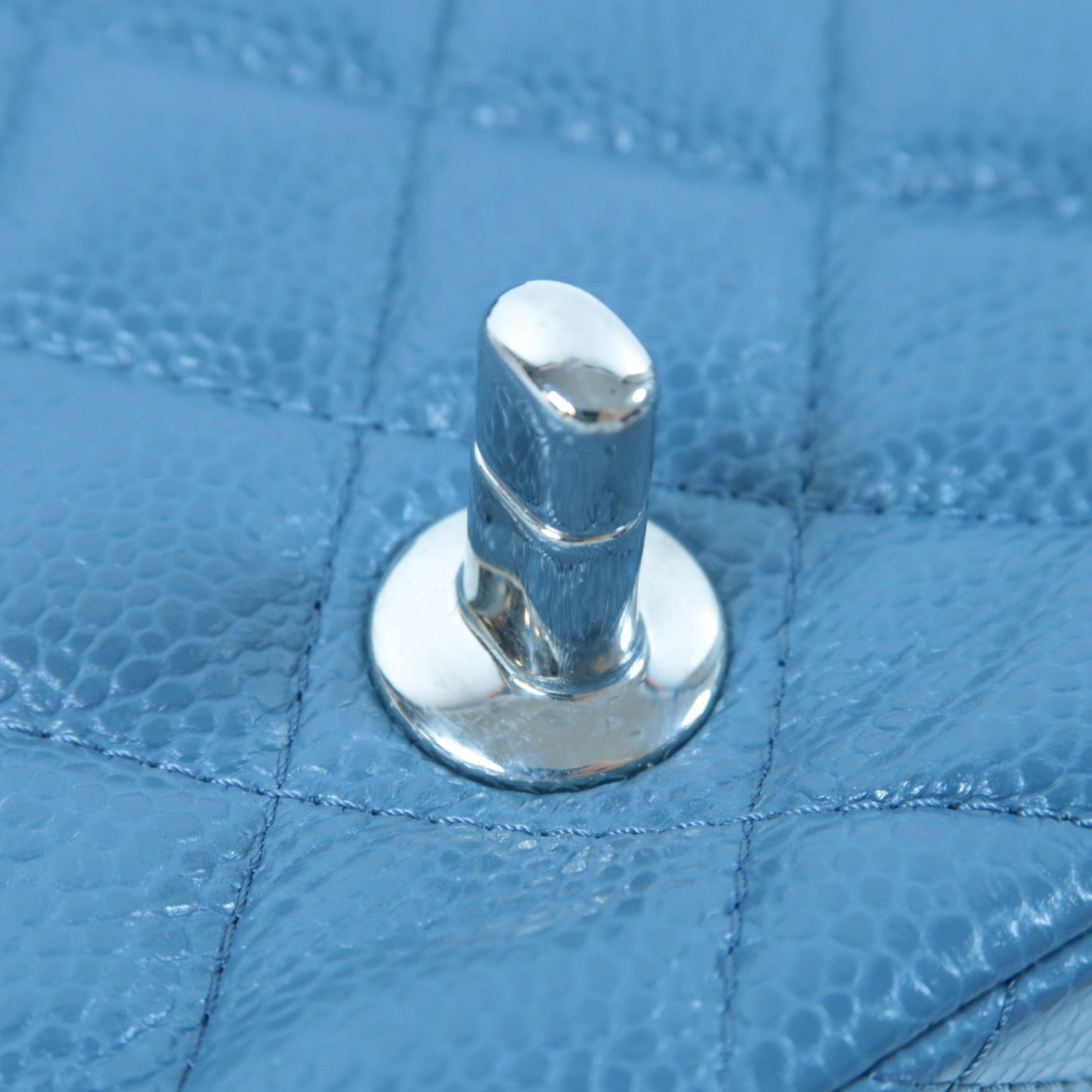 CHANEL 菱格Caviar皮革Mini Classic Flap銀扣鏈帶肩背袋藍色