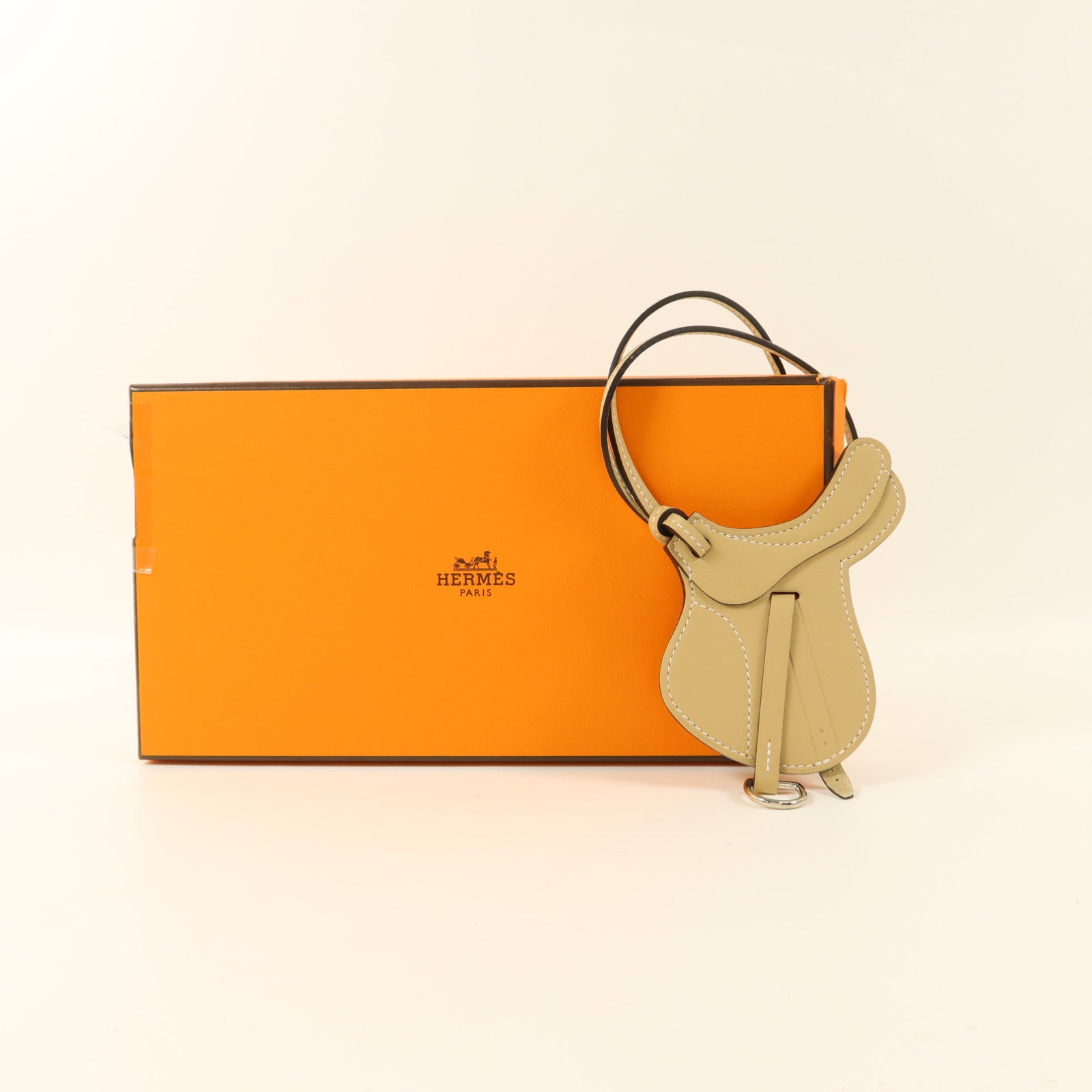 HERMES Swift皮革Paddock Selle Charm銀扣掛飾Trench