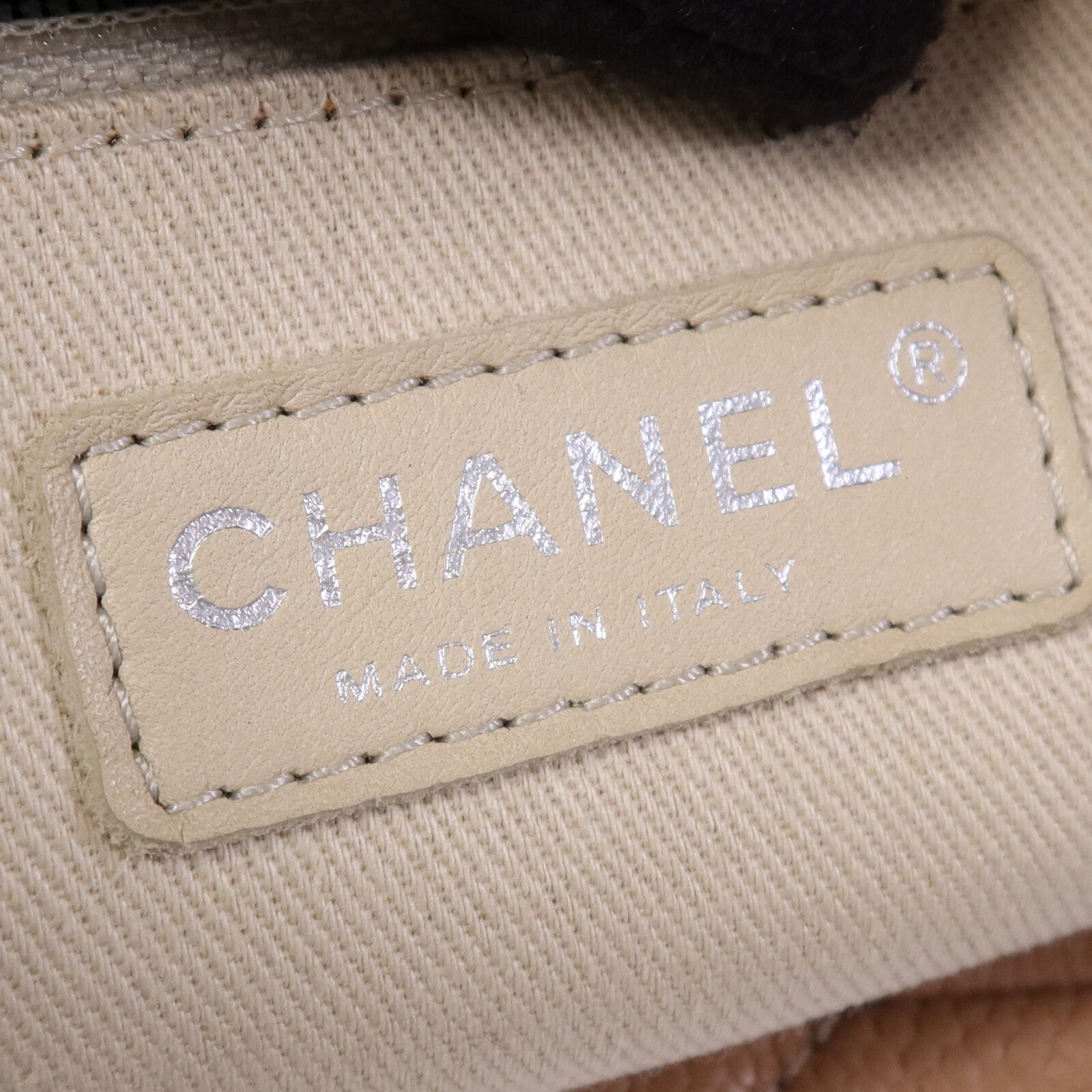 CHANEL 牛皮皮革CC Matelasse Shoulder Bag銀扣肩背袋