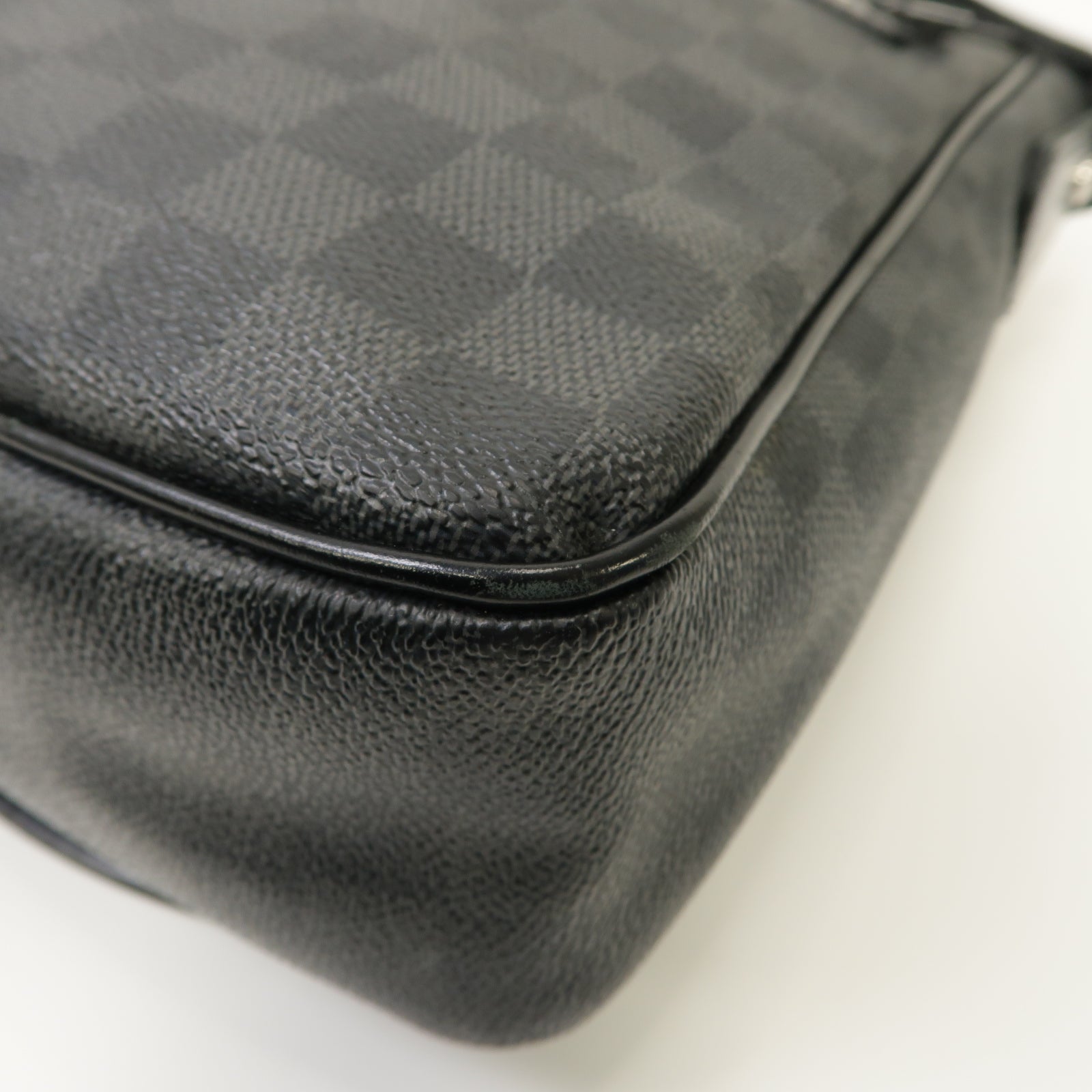 LOUIS VUITTON 【激減優惠】Damier Graphite Daniel MM銀扣肩背袋黑色