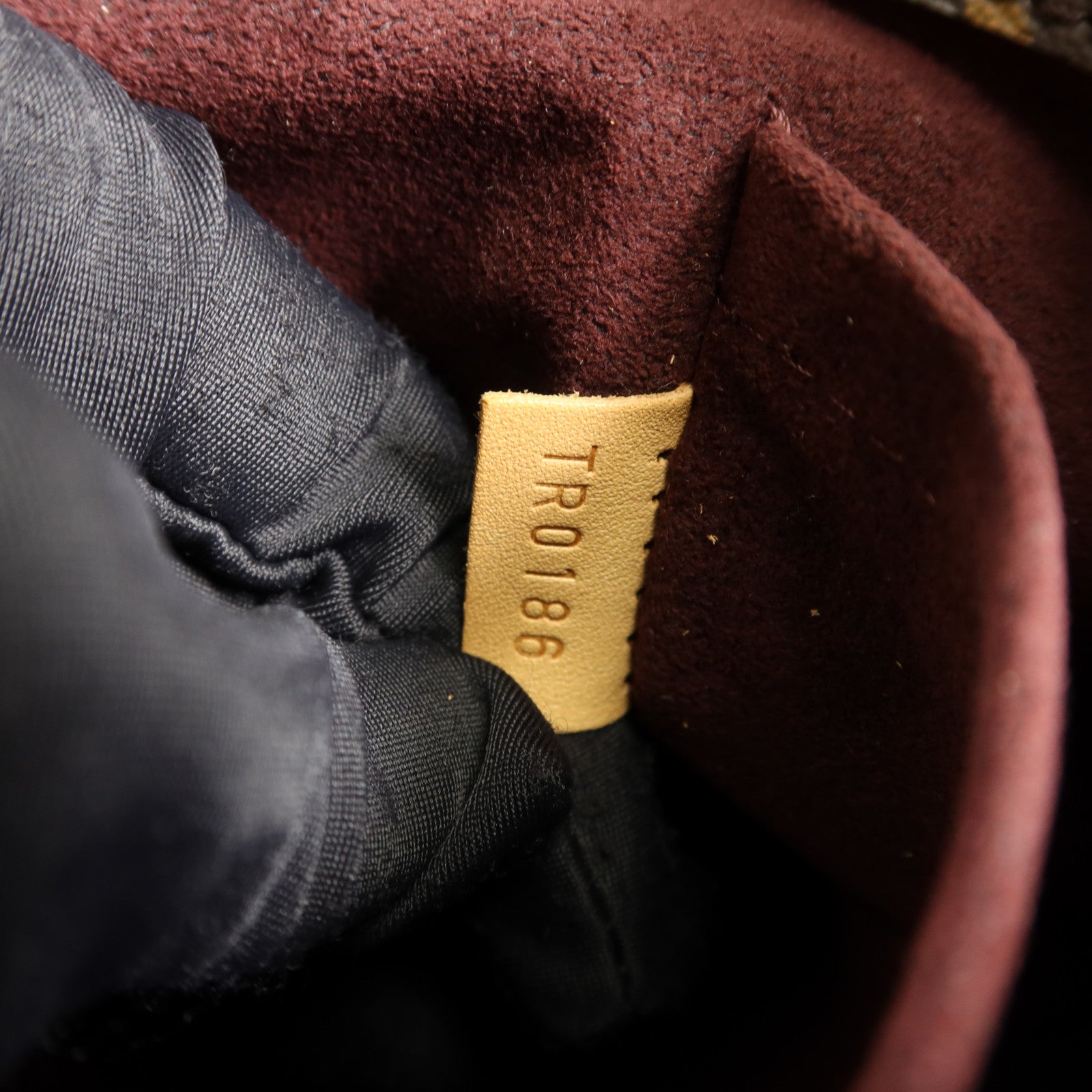 LOUIS VUITTON Monogram Montaigne MM金扣手挽肩背兩用袋