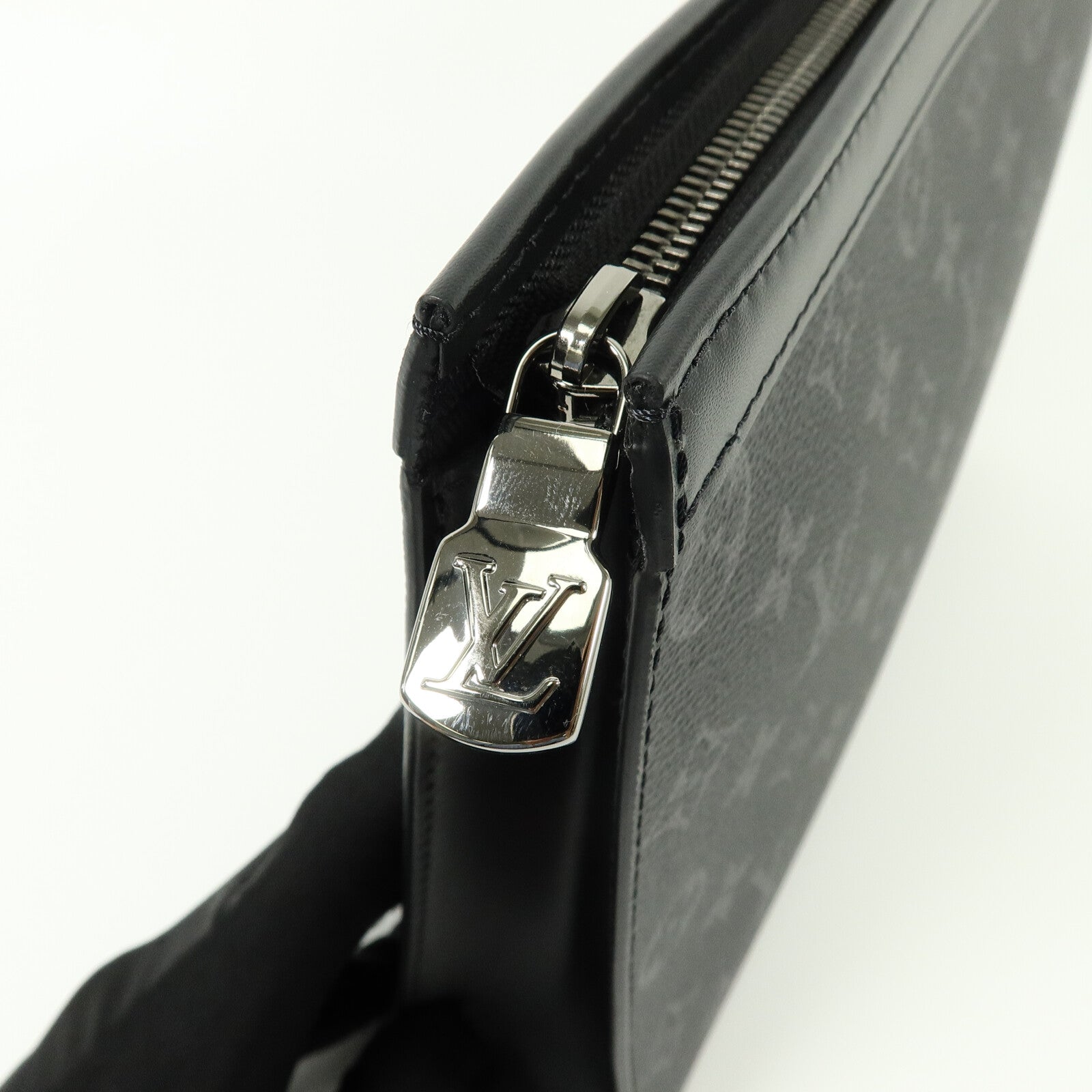 LOUIS VUITTON Monogram Eclipse Pochette Voyage MM手拿包