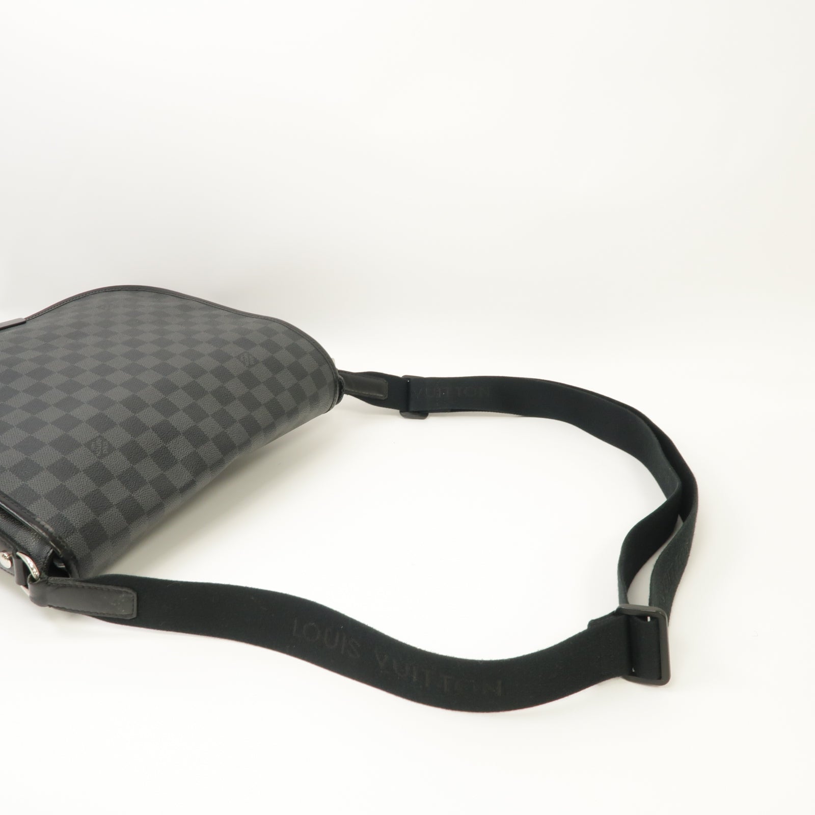 LOUIS VUITTON 【激減優惠】Damier Graphite Daniel MM銀扣肩背袋黑色