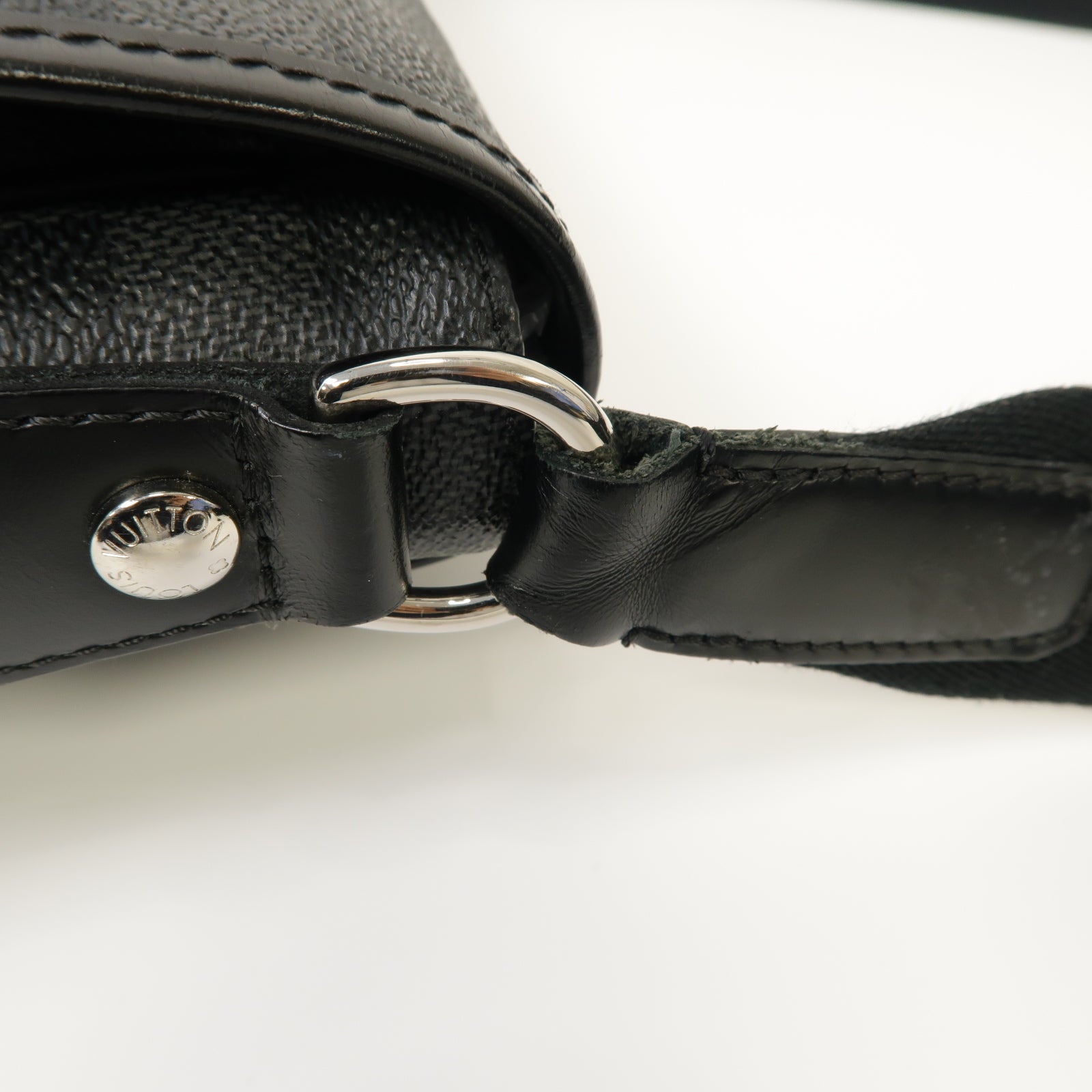LOUIS VUITTON 【激減優惠】Damier Graphite Daniel MM銀扣肩背袋黑色