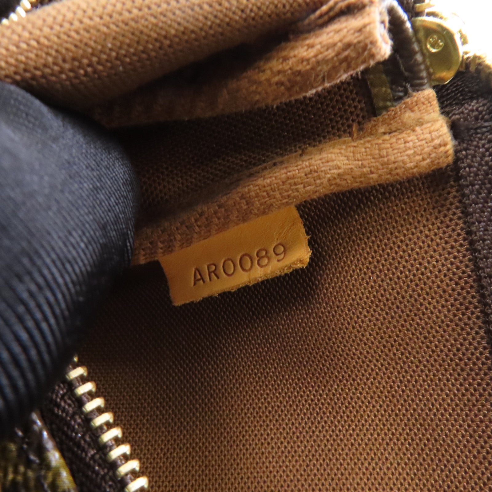 LOUIS VUITTON Monogram Pochette Accessoires金扣手挽袋啡色