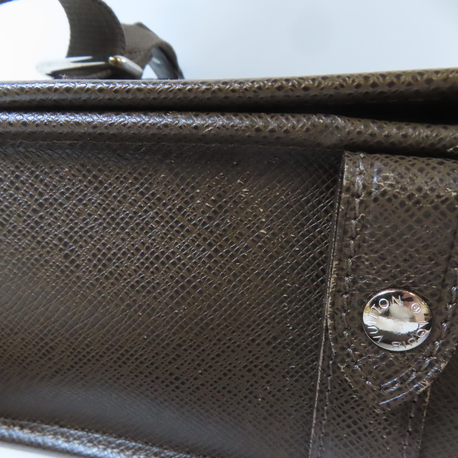 LOUIS VUITTON Taiga Andrei Messenger Bag銀扣肩背袋啡色 - Main Image