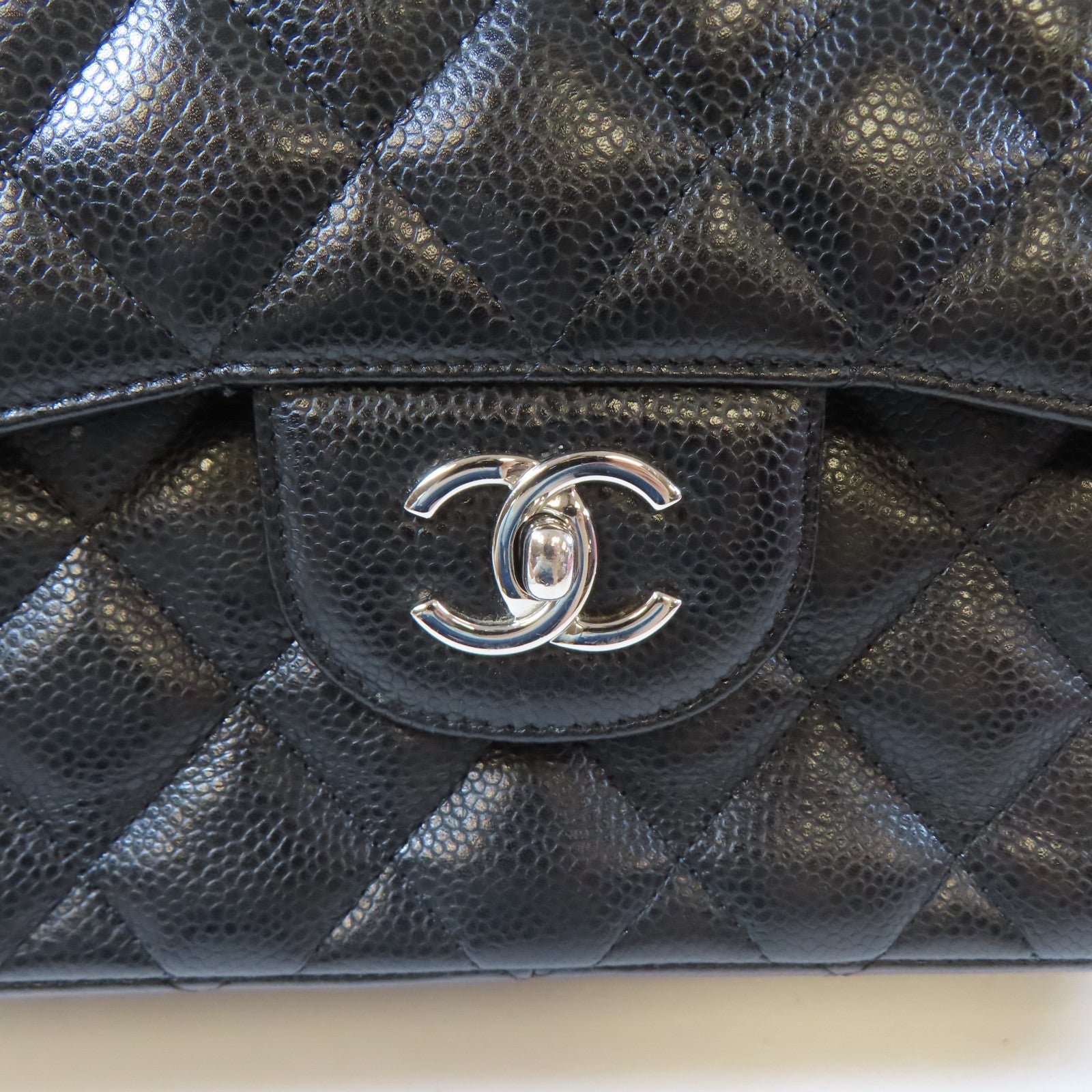 CHANEL 菱格Caviar皮革Classic銀扣鏈帶肩背袋黑色