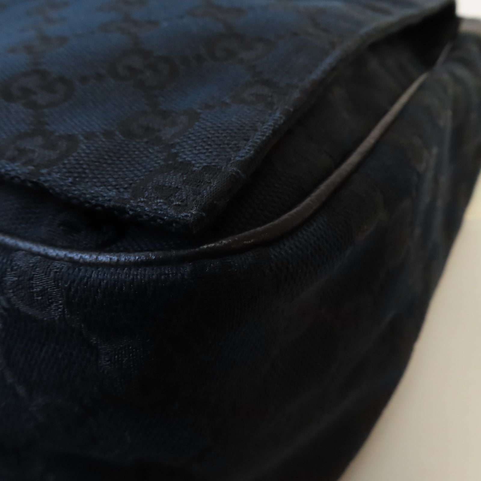 GUCCI 【激減優惠】GG帆布Messenger Bag銀扣肩背袋黑色