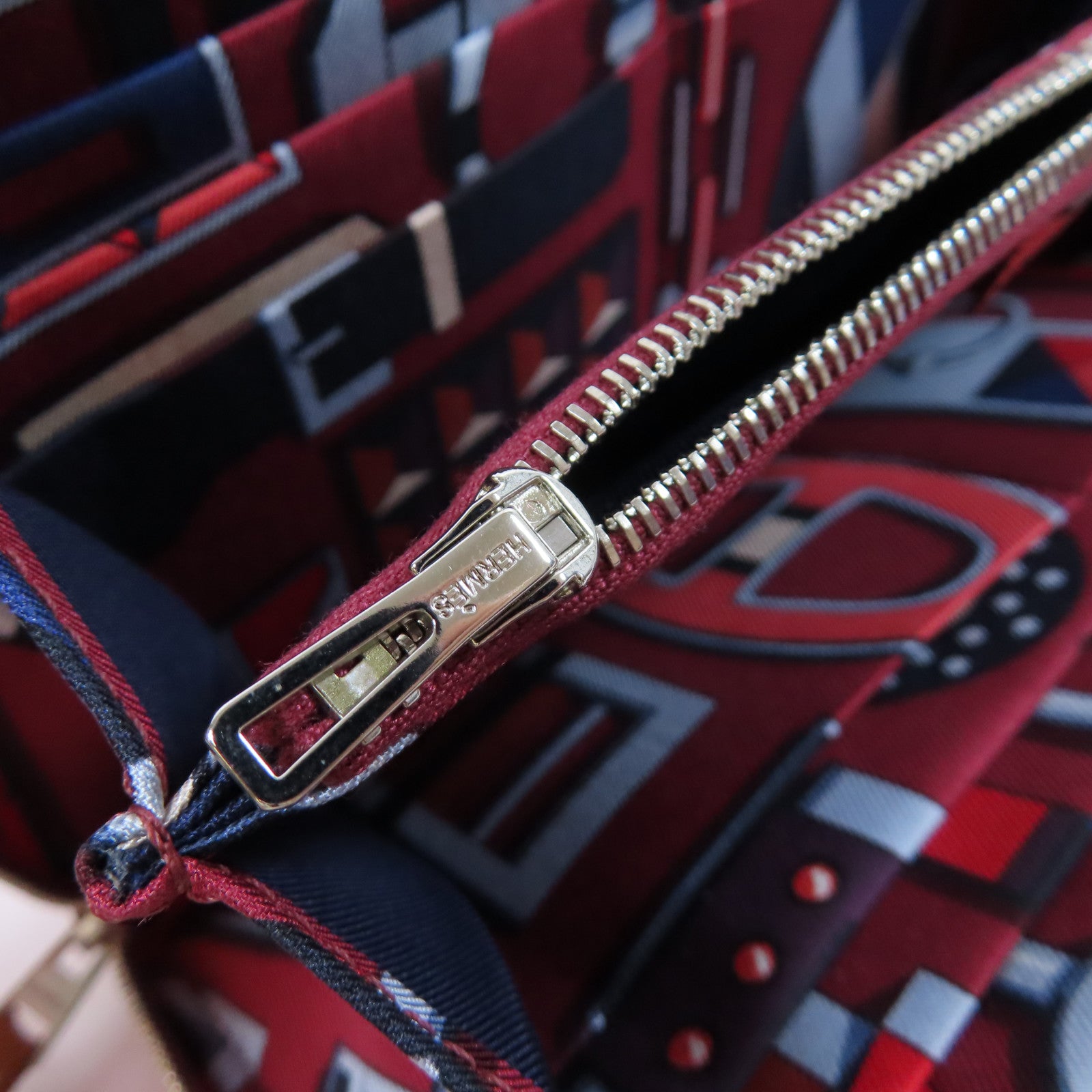 HERMES **【激減優惠】Epsom皮革Silk In Long Wallet銀扣長錢包Rose Jaipur糖果紅色