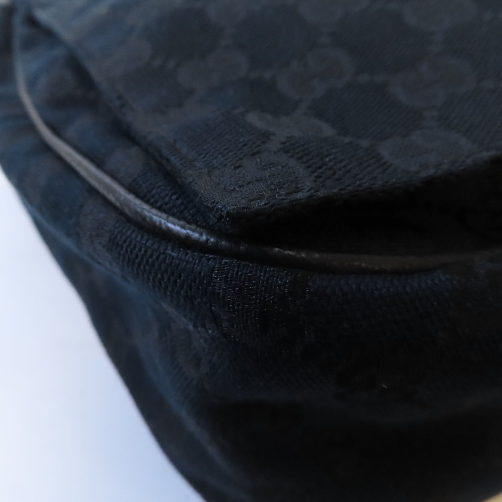 GUCCI 【激減優惠】GG帆布Messenger Bag銀扣肩背袋黑色
