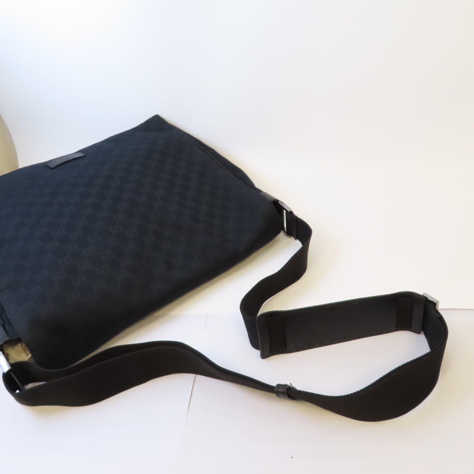 GUCCI 【激減優惠】GG帆布Messenger Bag銀扣肩背袋黑色
