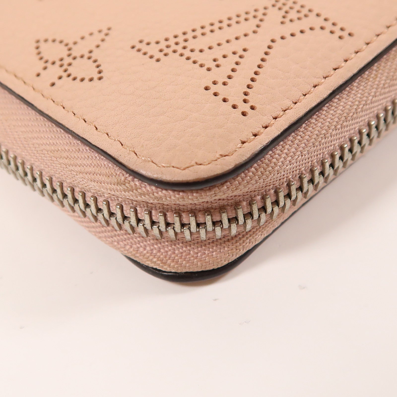 LOUIS VUITTON Mahina Zippy Wallet銀扣長錢包