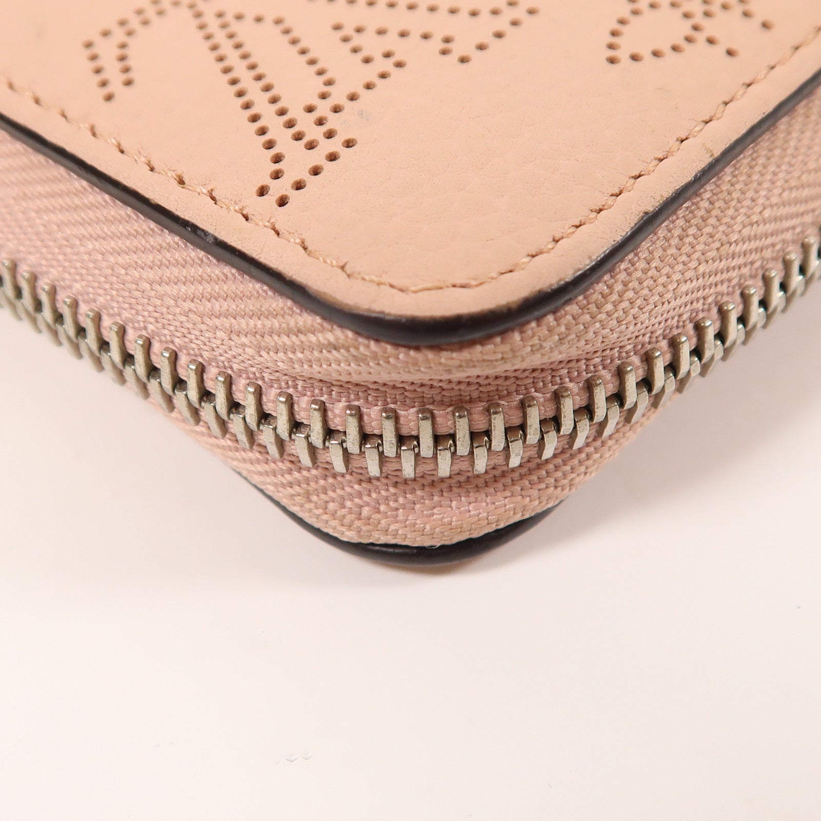 LOUIS VUITTON Mahina Zippy Wallet銀扣長錢包