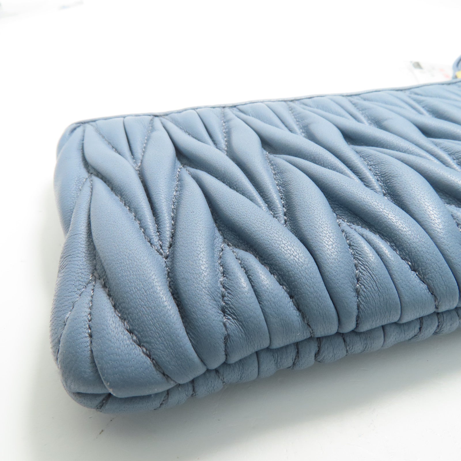 Miu Miu 羊皮皮革Pouch金扣手拿包