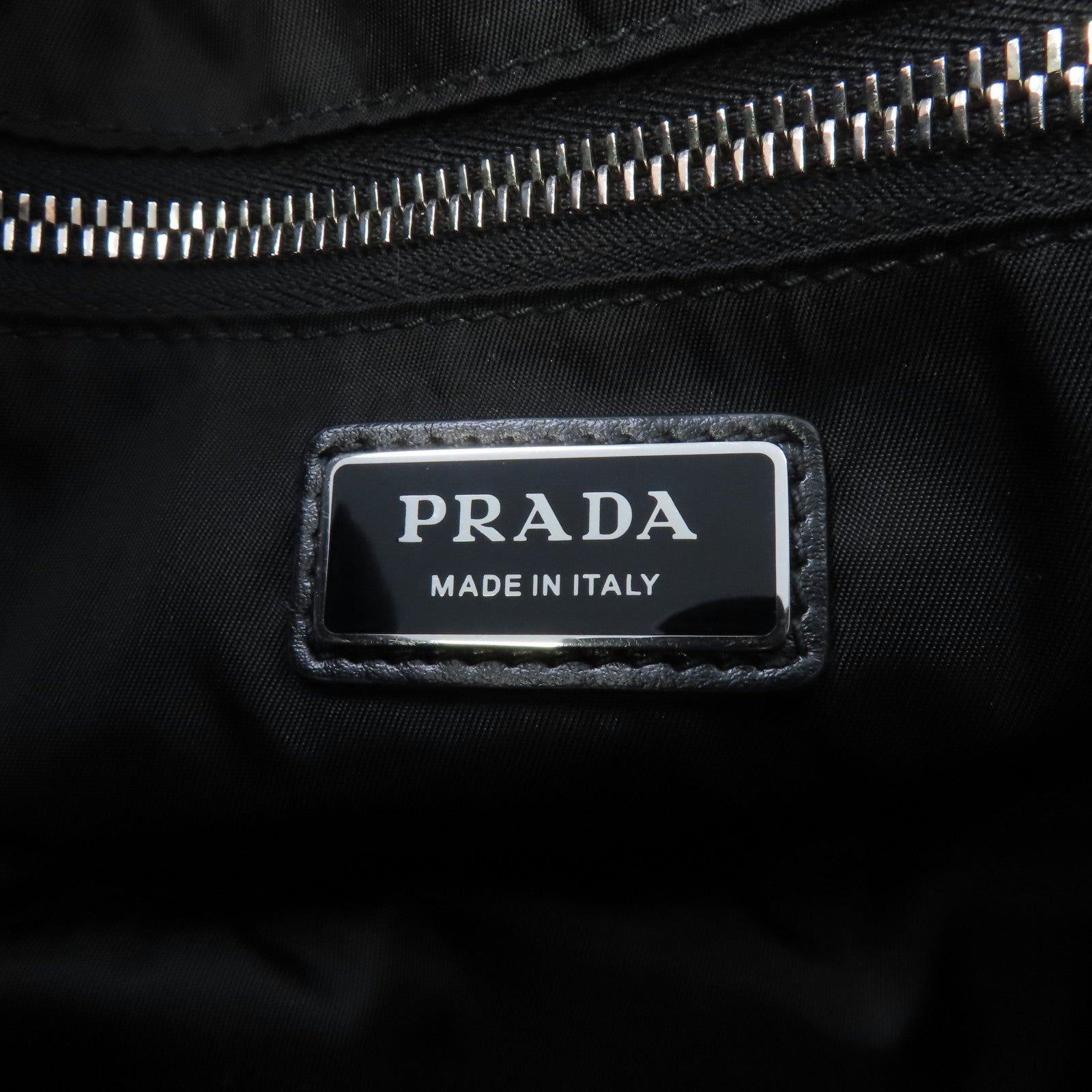 PRADA 【激減優惠】尼龍Tessuto銀扣肩背袋黑色