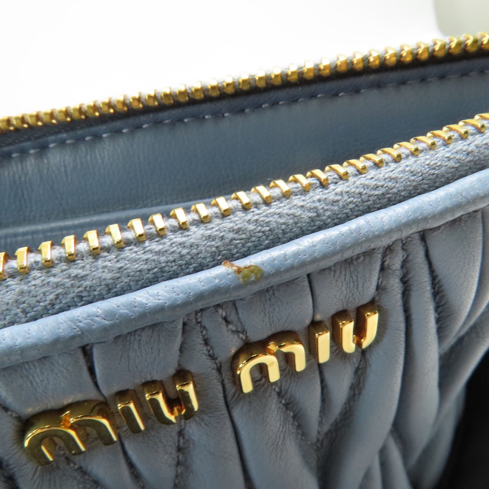 Miu Miu 羊皮皮革Pouch金扣手拿包