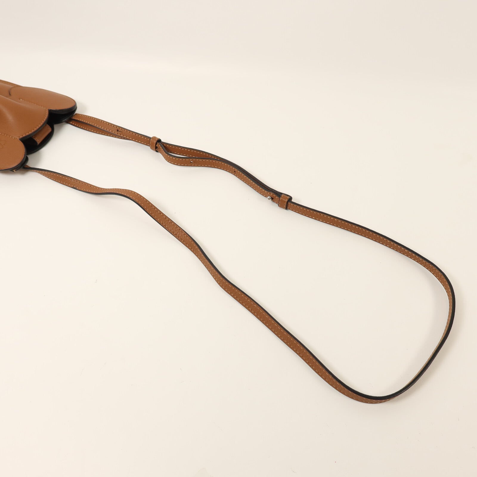 LOEWE 牛皮皮革Shoulder Bag銀扣肩背袋