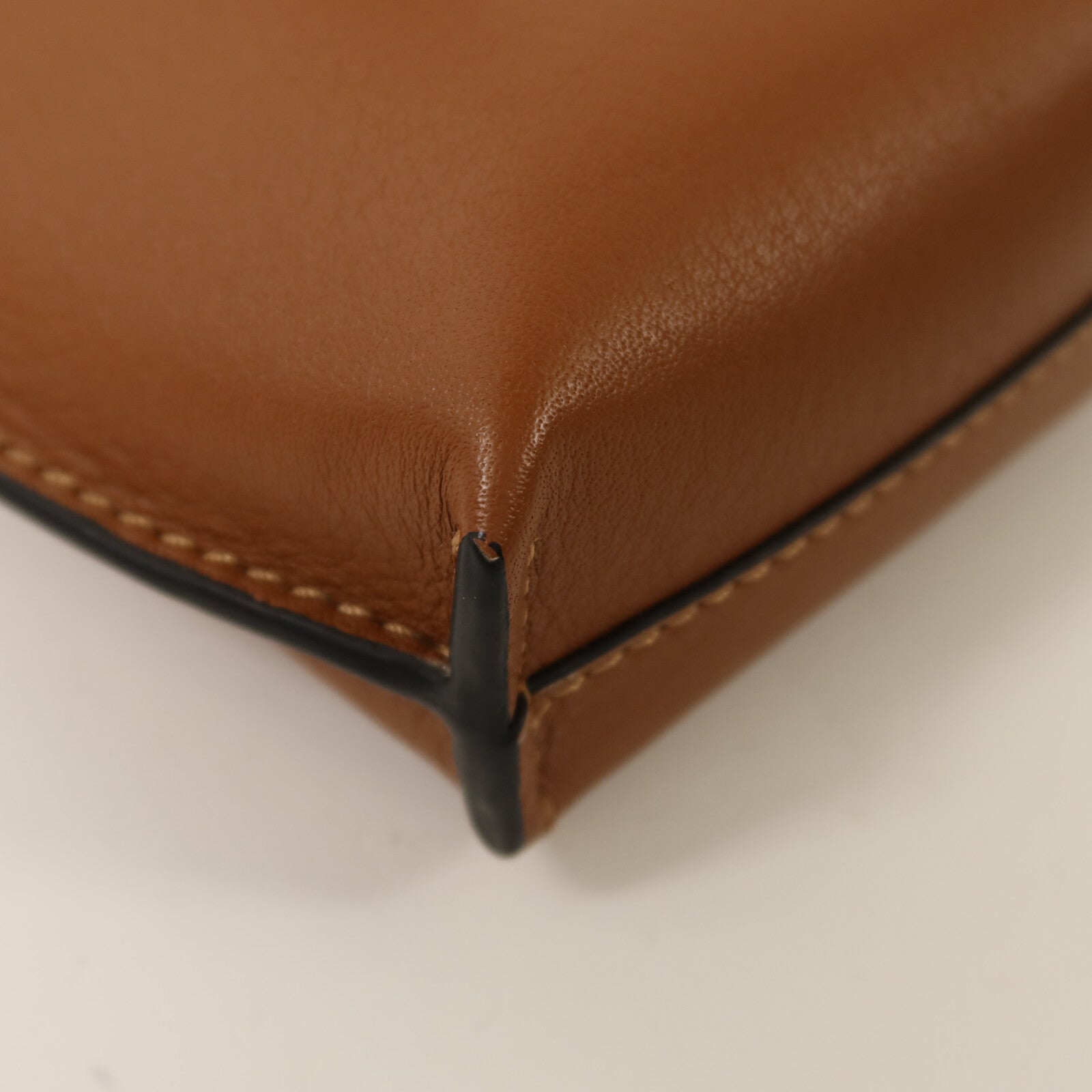 LOEWE 牛皮皮革Shoulder Bag銀扣肩背袋