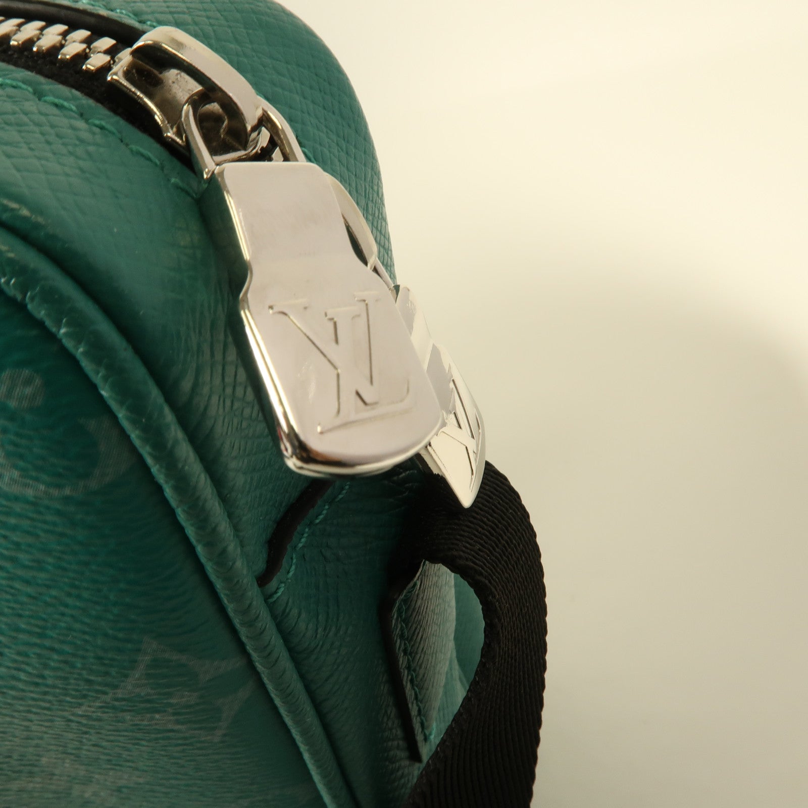 LOUIS VUITTON 【激減優惠】Tigrama Outdoor Messenger肩背袋
