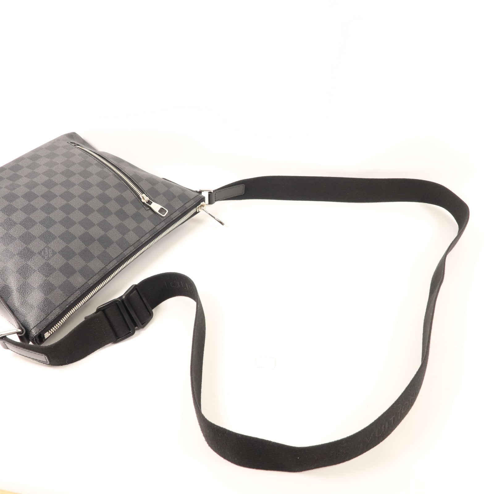 LOUIS VUITTON Damier Graphite Mick PM銀扣肩背袋