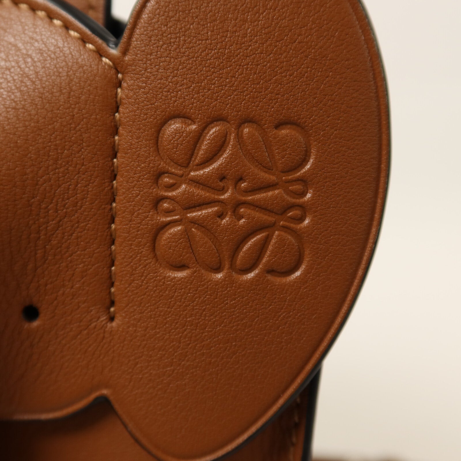 LOEWE 牛皮皮革Shoulder Bag銀扣肩背袋