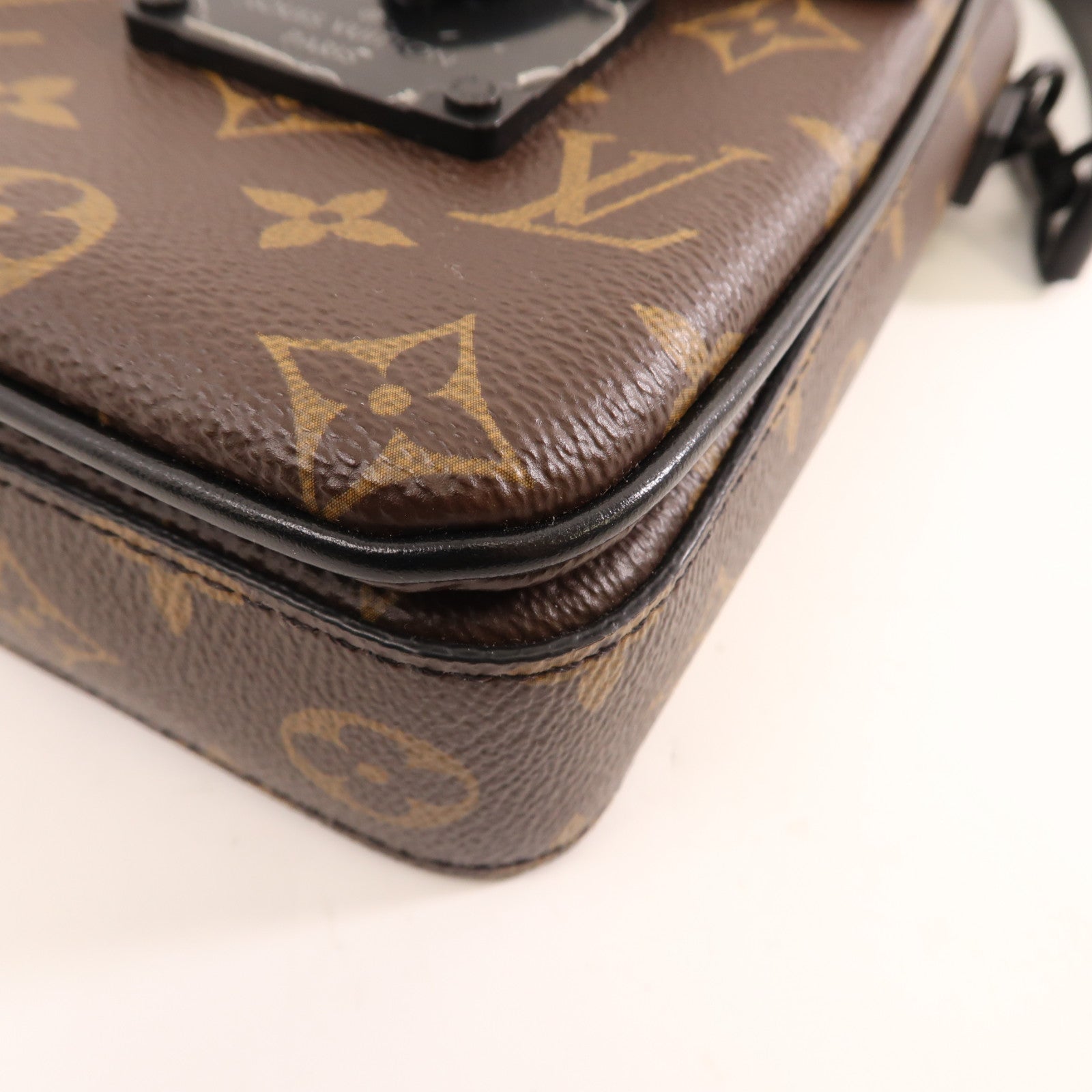 LOUIS VUITTON Monogram S-Lock Vertical肩背袋啡色/黑色