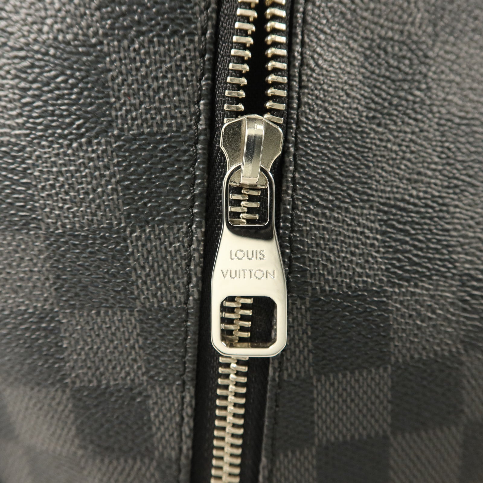 LOUIS VUITTON Damier Graphite Mick PM銀扣肩背袋