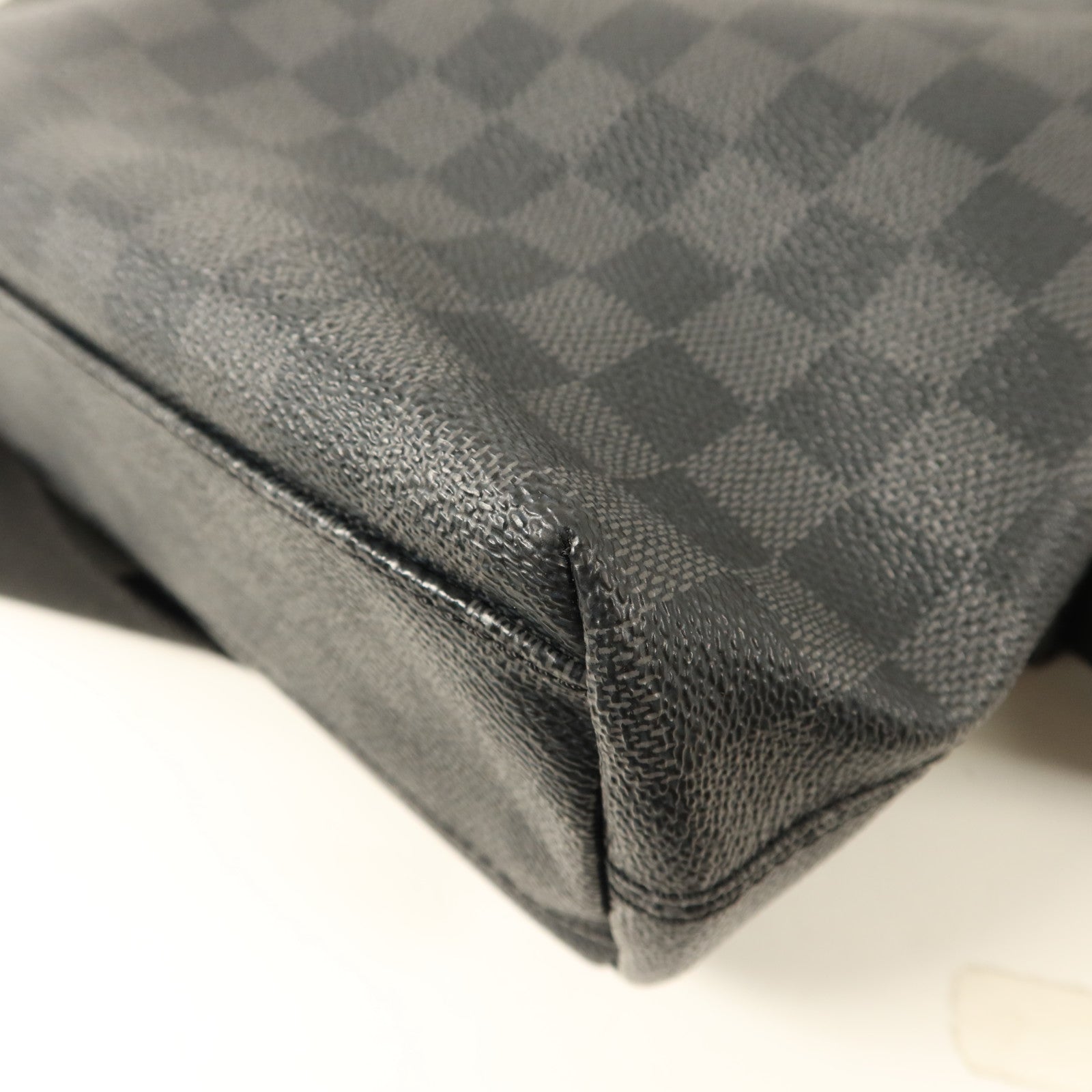 LOUIS VUITTON Damier Graphite Mick PM銀扣肩背袋