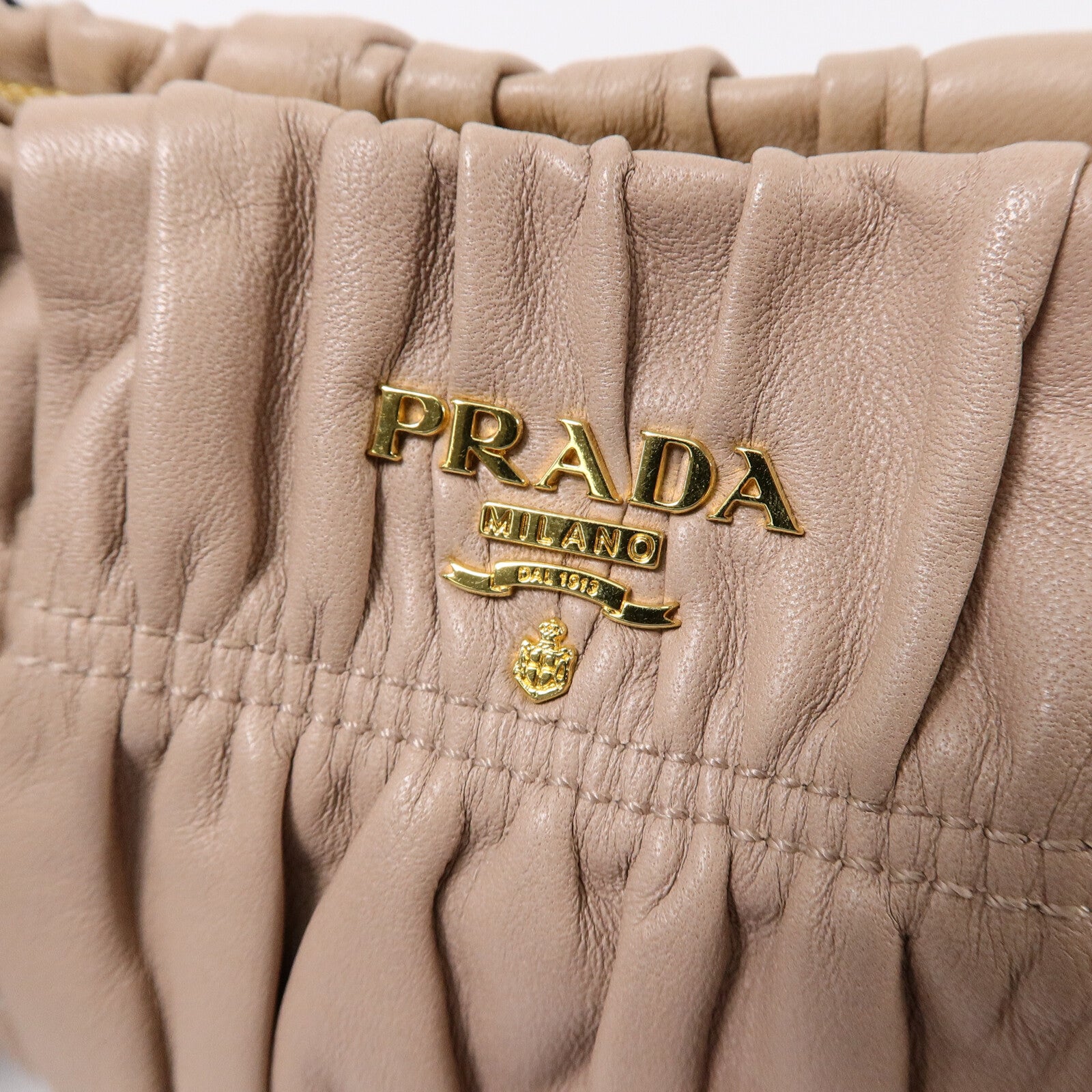 PRADA 牛皮皮革Gaufre Wristlet金扣手拿包黑色