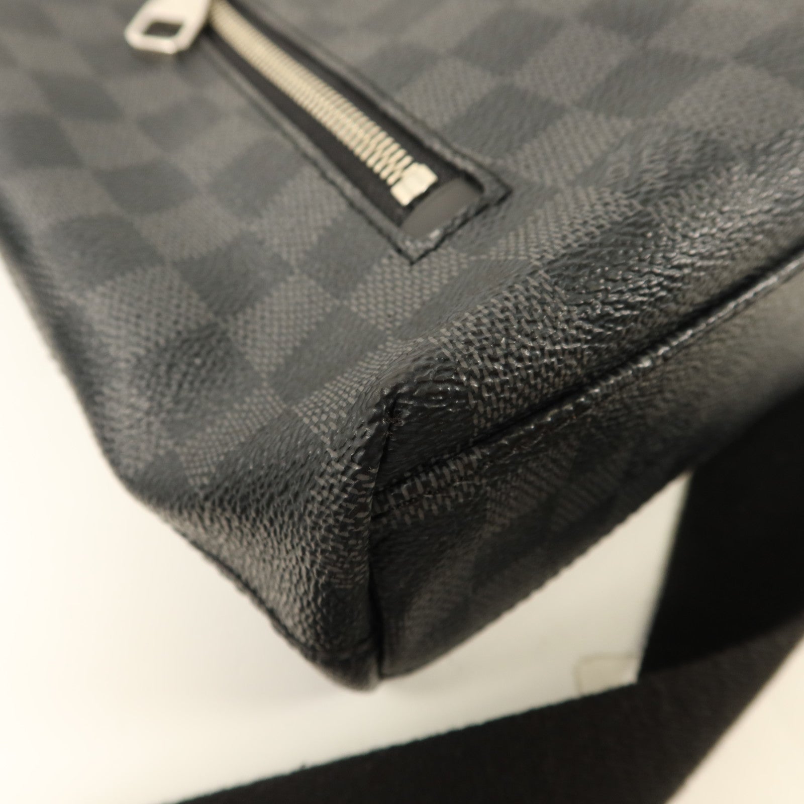 LOUIS VUITTON Damier Graphite Mick PM銀扣肩背袋