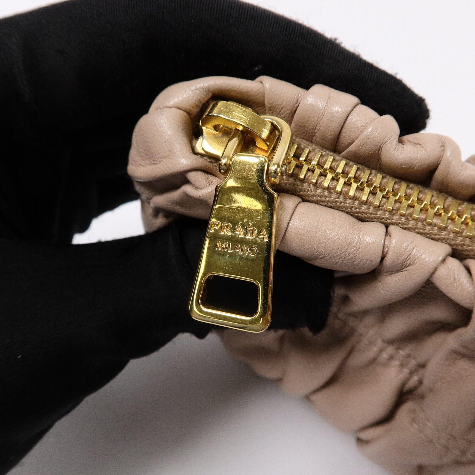 PRADA 牛皮皮革Gaufre Wristlet金扣手拿包黑色