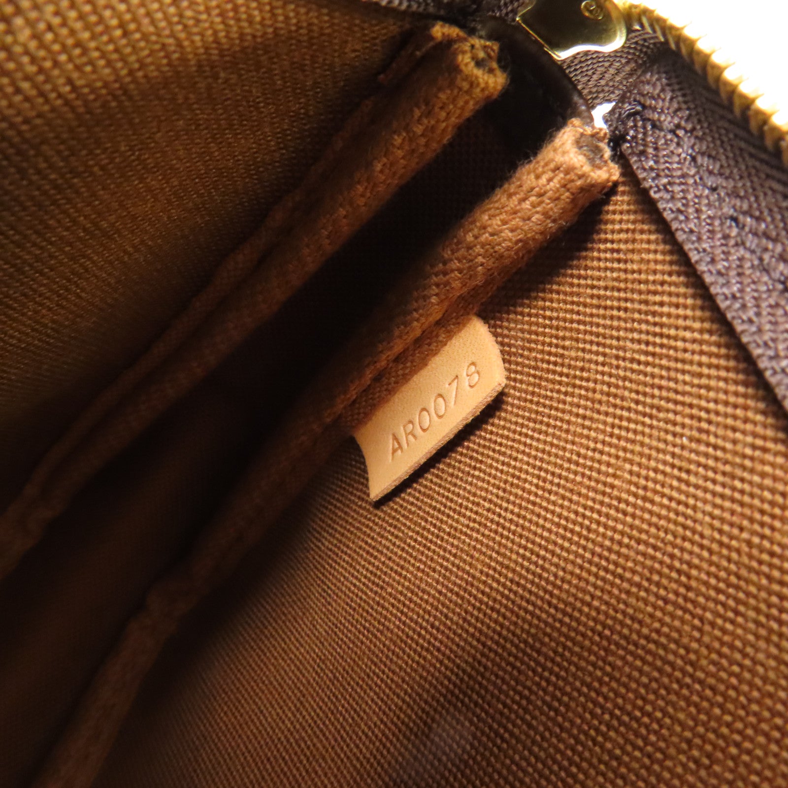 LOUIS VUITTON Monogram Pochette Accessoires金扣手挽袋