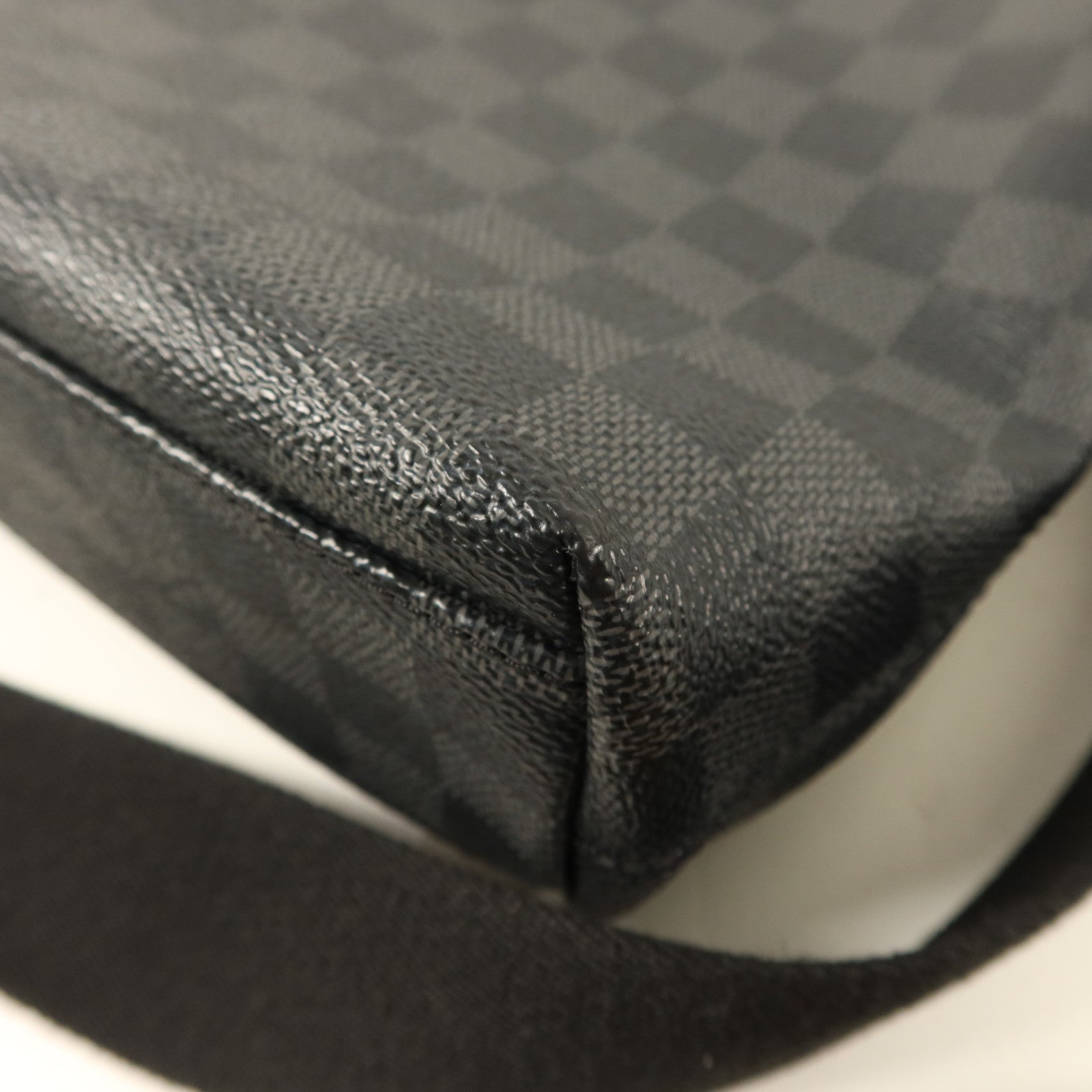 LOUIS VUITTON Damier Graphite Mick PM銀扣肩背袋