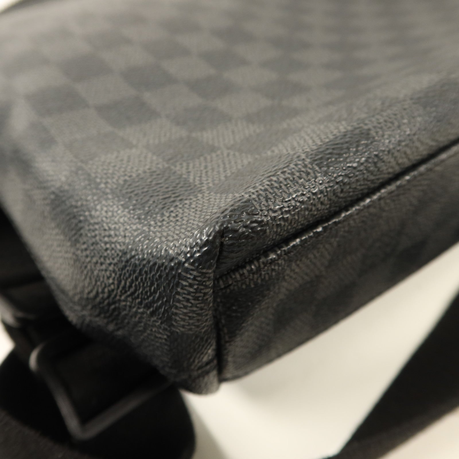 LOUIS VUITTON Damier Graphite Mick PM銀扣肩背袋