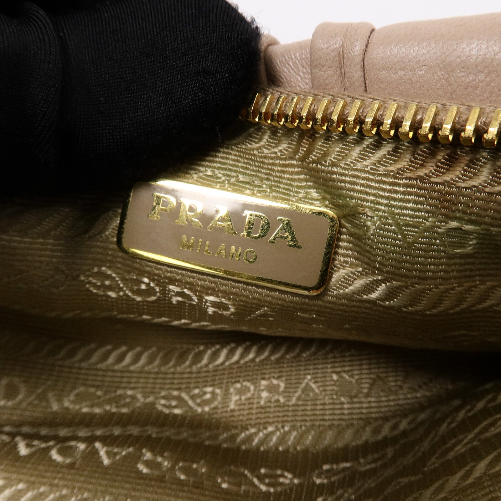 PRADA 牛皮皮革Gaufre Wristlet金扣手拿包黑色