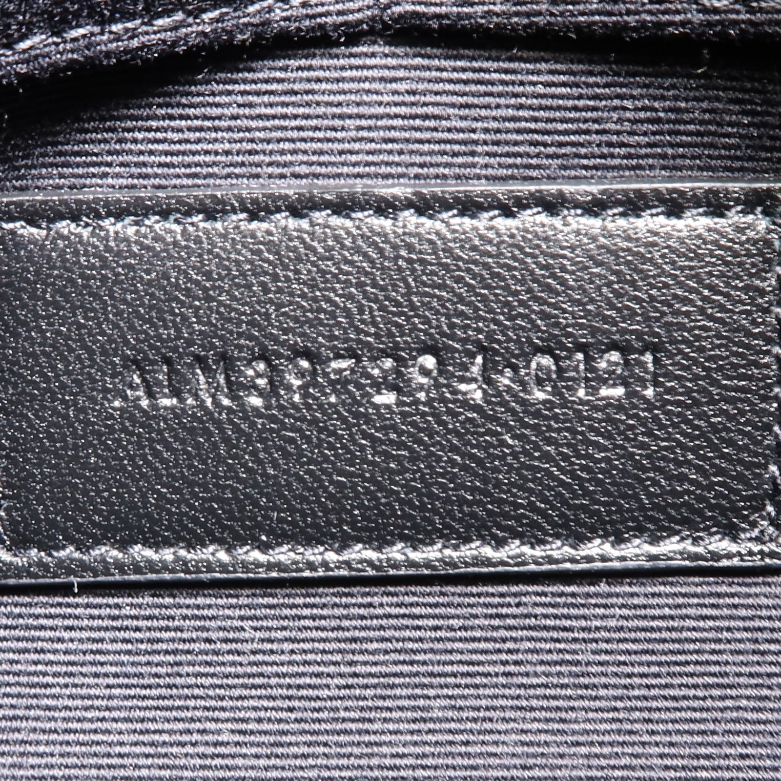 YVES SAINT LAURENT 牛皮皮革Pouch金扣手拿包