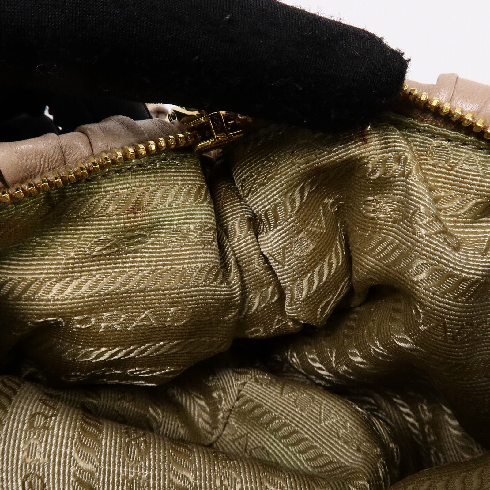 PRADA 牛皮皮革Gaufre Wristlet金扣手拿包黑色