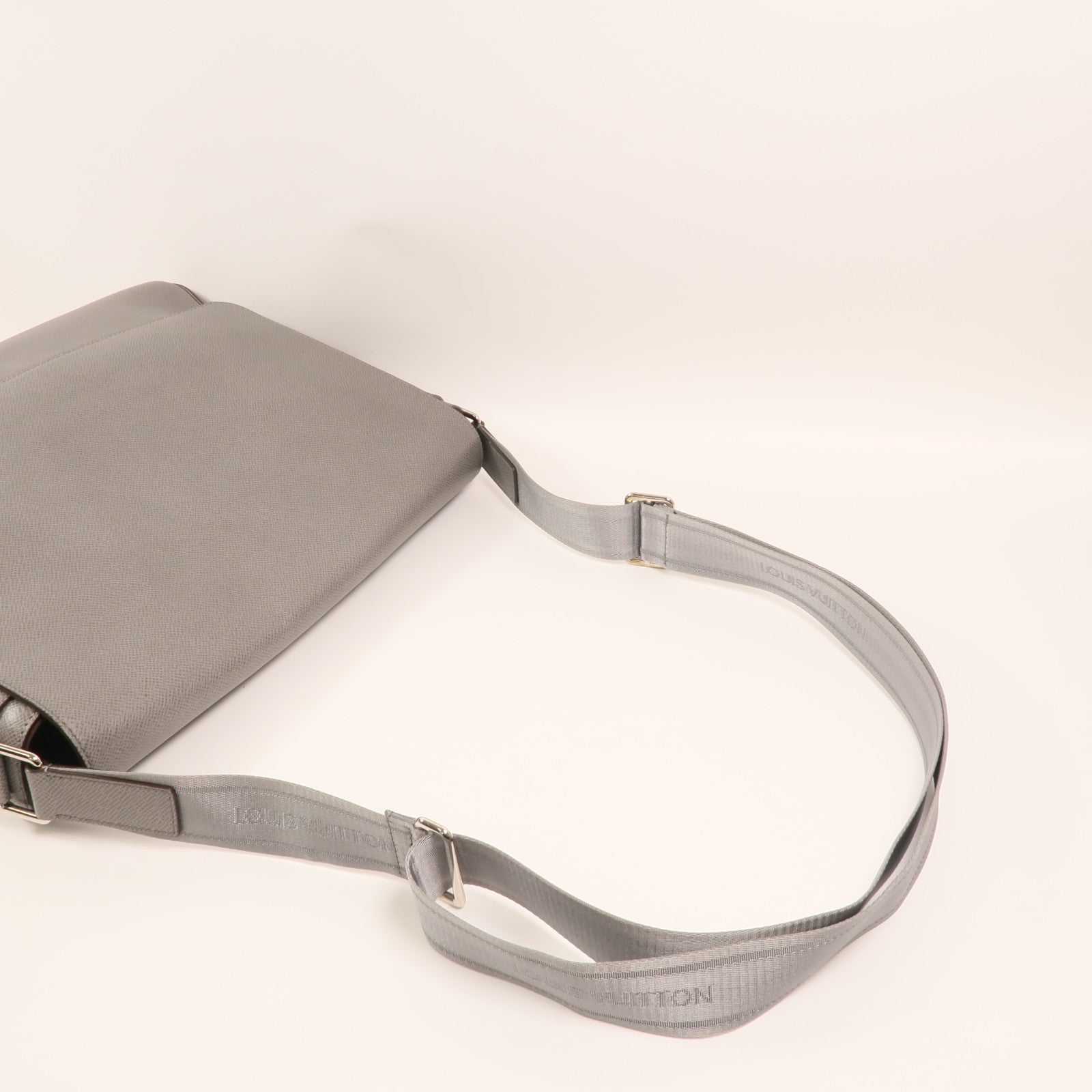 LOUIS VUITTON Taiga Roman GM銀扣肩背袋
