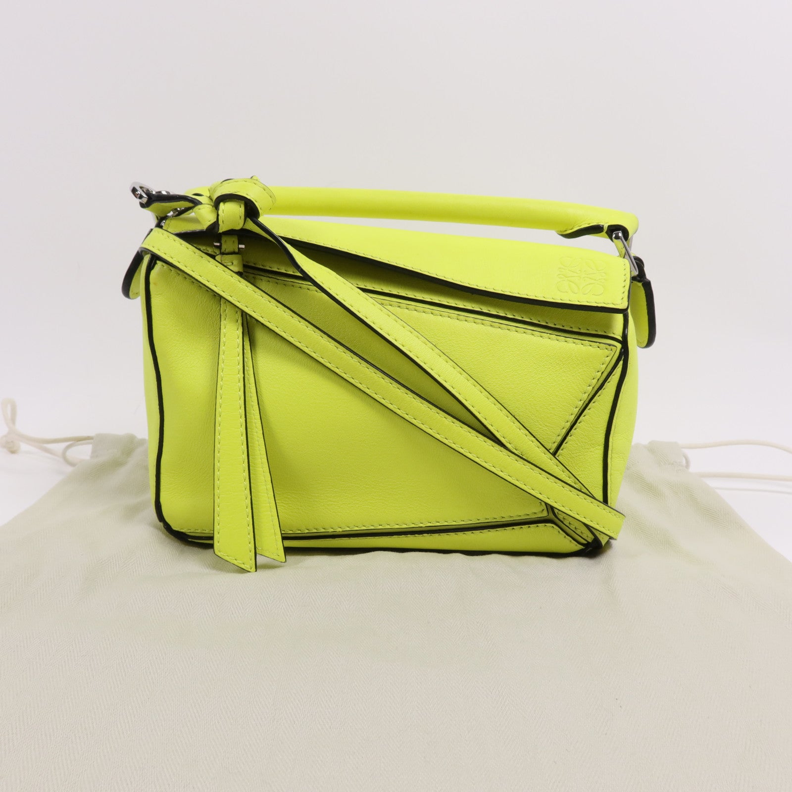 LOEWE 牛皮皮革Mini Puzzle銀扣手挽肩背兩用袋