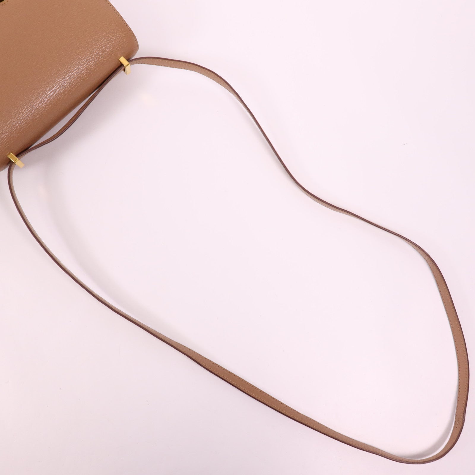 HERMES Chevre皮革Constance Mini金扣肩背袋Almond